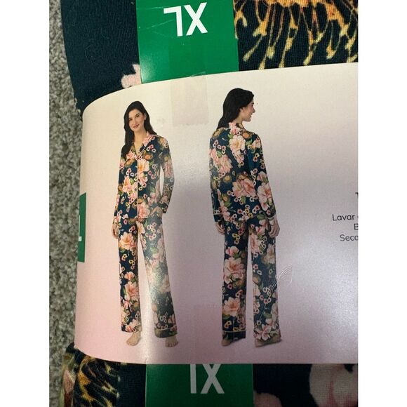 Room Service 2-Piece pajama set size extra large - Picture 4 of 7